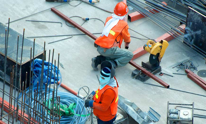 Persones treballant en una fàbrica que ofereix solucions tècniques eficients.